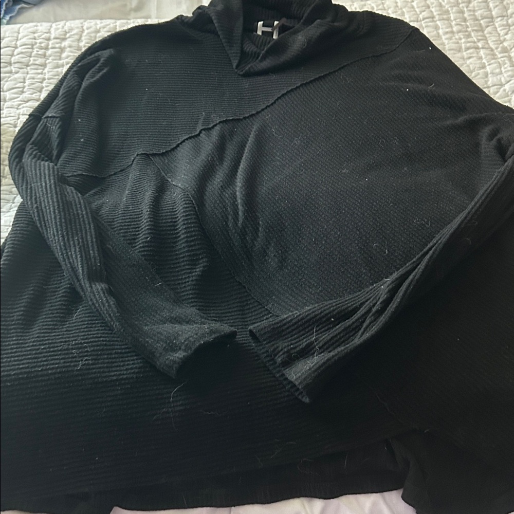 Black sweater‎